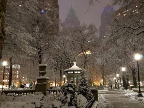 Skiing Aesthetic, New York Weather, Nyc Christmas, York Aesthetic, Christmas Decorations Living Room, I Love Winter, Christmas Living Rooms, New York Aesthetic, Winter Scenery