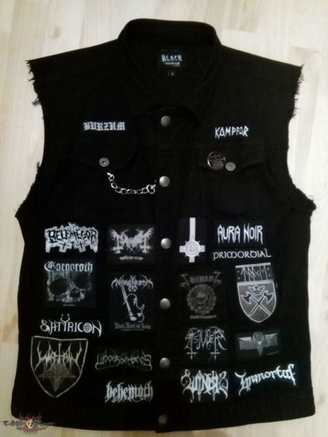 black metal jacket. My kind of jacket! Metal Girl Style, Black Metal Fashion, Battle Jackets, Battle Vest, Punk Fashion Diy, Metal Outfit, Grunge Jacket, Estilo Punk Rock, Combat Jacket