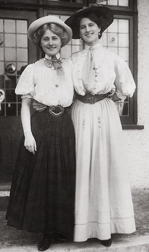 Phyllis and Zena Dare 1900 Fashion, Vintage Photos Women, Edwardian Clothing, 1900s Fashion, 20th Century Fashion, Edwardian Dress, Vintage Versace, Retro Pin Up, Gibson Girl