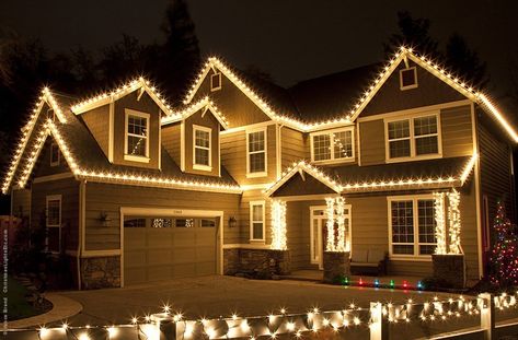 Outdoor Christmas Lights Ideas For The Roof Roof Christmas Lights, Outdoor Xmas Lights, Outdoor Christmas Light Displays, Exterior Christmas Lights, Kitchen Outside, House Lighting Outdoor, C9 Christmas Lights, Christmas Lights Outside, White Christmas Lights