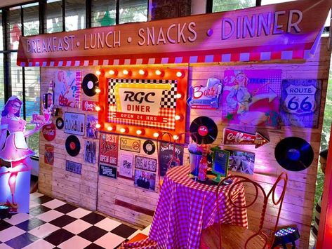 Diners Retro Night Party - Birthday Party Ideas for Kids and Adults Retro Debut Theme, Vintage Style Birthday Party, Retro Party Themes, Retro Party Decorations, Retro Theme Party, Retro Birthday Party, Retro Concept, 1920's Party, Debut Theme