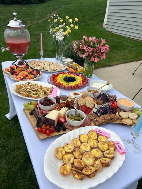 Essen, Meal Ideas For Birthday Party, Backyard Party Dessert Table, Garden Party Brunch Food, Food For A Garden Party, Garden Birthday Party Ideas For Adults, Grad Party Sweet Table, Garden Party Snack Ideas, Dinner Party Menu Ideas Easy