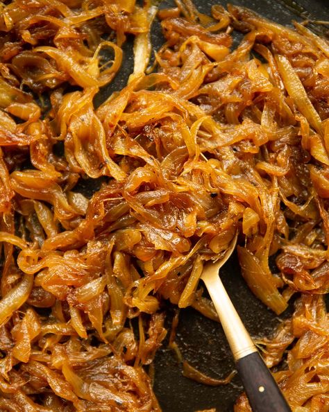 Carmalize Onions Recipe, Onion Caramelized Recipes, Caramel Onions How To Make, Carmalized Sweet Onions, Grilled Onions Carmelized, Caramalised Onions Easy, Caramelized Onions How To Make, Carmalized Onion Chicken, How To Make Caramelized Onions