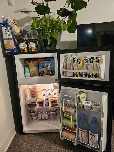 Snack In Room Ideas, Healthy College Snacks Dorm Food Mini Fridge, Uo X Pinterest Back To College, Dorm Mini Fridge Organization, Dorm Room Organization Aesthetic, Cute Dorm Set Up, Dorm Utensils, Dorm Room Ideas Brick Wall, Mini Fridge Inspo Food