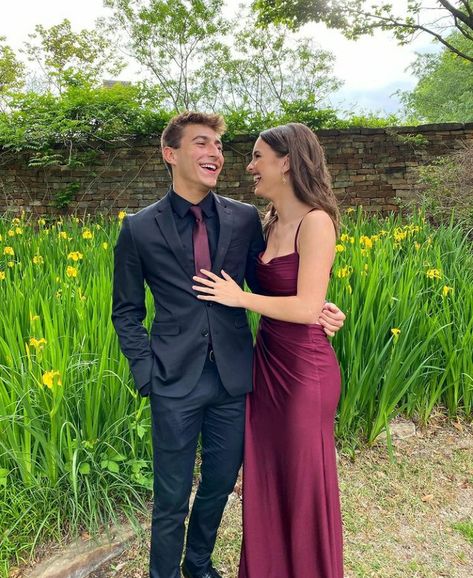 Burgundy Couples Outfit, Burgundy Formal Dress Long, Burgundy Prom Couple, Prom Couple Outfits, Couples Prom Outfits, Formal Couple Outfits, Prom Outfits For Couples, Couple Prom Outfits, Prom Couples Outfits