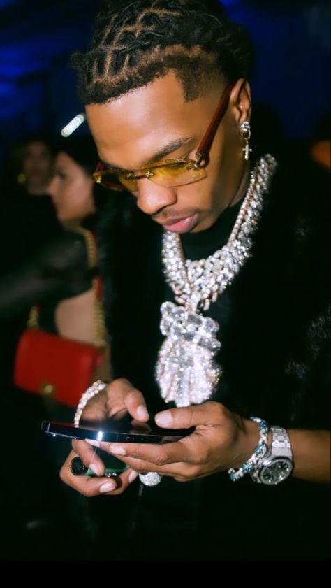 Lil Baby Wallpaper Rapper, Popular Rappers, Rapper Style, Swag Pics, Drip Outfit Men, Rapper Outfits, Short Locs Hairstyles, Light Blue Aesthetic, Baby Wallpaper