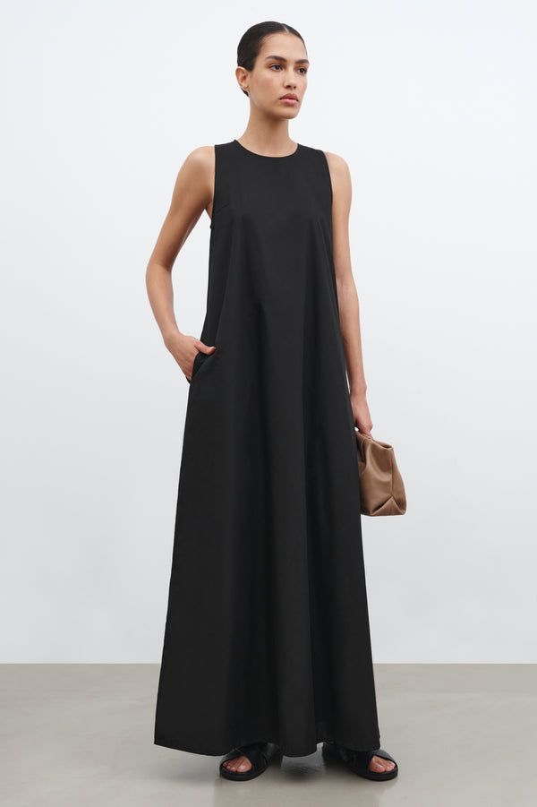 Timeless dresses for women by Marcella. With a nod to geometric detailing, we offer minimalist dresses for women that are as unique as they are versatile. Minimalist Long Dress, Modern Funeral Outfit For Women, Black Maxi Dress Outfit Ideas, Modern Black Dress, Minimal Dresses, Simple Long Dress, Chic Dressing, Minimal Dress, Summer Capsule