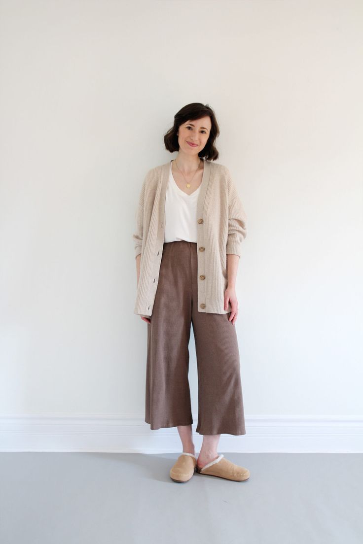 LOOSE FITS LIGHT LAYERS - Style Bee Layering Spring Outfits, Light Layers Outfit, Style Bee Outfits, Loose Outfit Ideas, Relaxed Minimalist Style, Layered Style Clothes, Loose Outfits For Women, Loose Fitting Outfits, Spring Layering Outfits