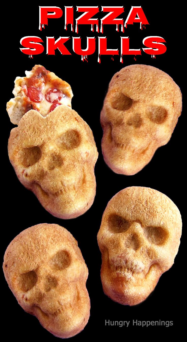 pepperoni pizza skulls Pizza Skulls, Skull Pizza, Homemade Snacks Recipes, Stuffed Pizza, Crescent Roll Pizza, Halloween Food Appetizers, Piece Of Pizza, Halloween Food Treats, Best Party Food