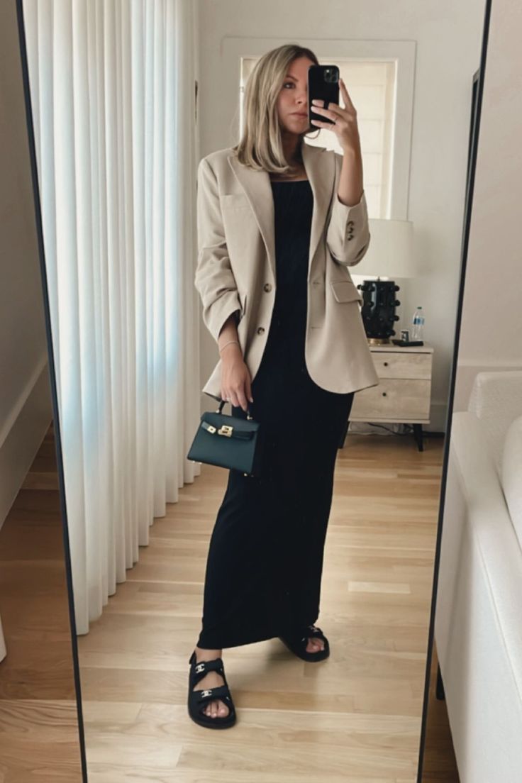 Casual Blazer Dress Outfits, Long Dress Bodycon Outfit, Work Black Dress Outfit, Fitted Dress And Blazer Outfit, Black Dress Maxi Outfit, Long Blazer Dress Outfit, Business Casual Long Dress, Black Long Casual Dress, Black Dress Beige Blazer