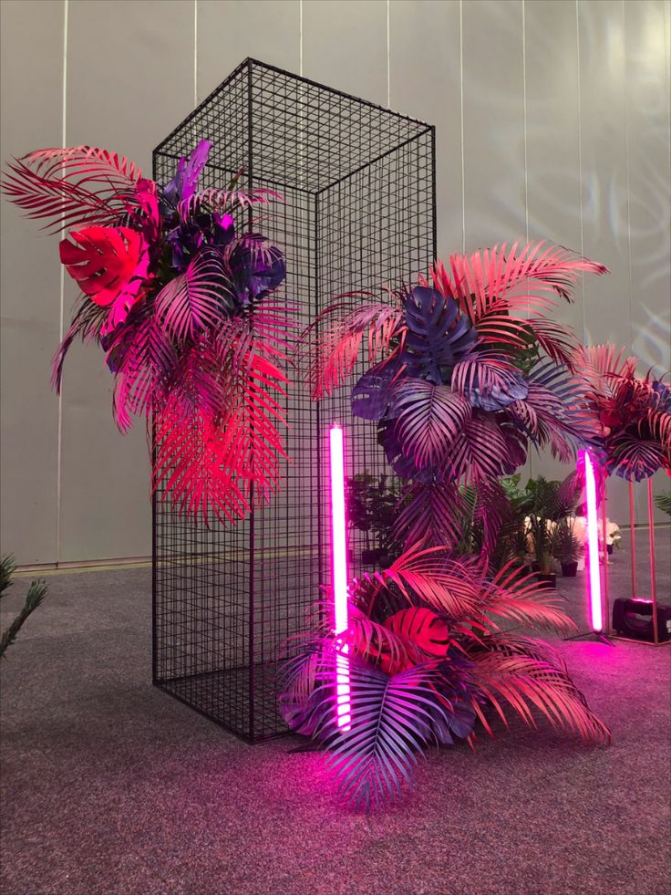 Neon Party, Photowall Ideas, Vitrine Design, Neon Jungle, Decoration Evenementielle, Purple Leaves, Tropical Pink, Decoration Originale, Deco Floral