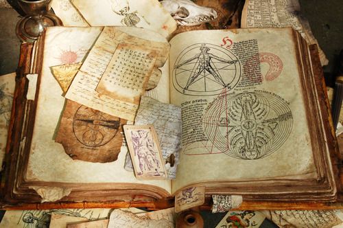 Real Witches Book of Shadows | Book of Shadows or Elaborate Scrapbook – What the F has happened to ... Old Books, Tapeta Harry Potter, Alphonse Elric, Hp Lovecraft, Book Of Shadow, Ancient Books, How To Age Paper, Practical Magic, Open Book