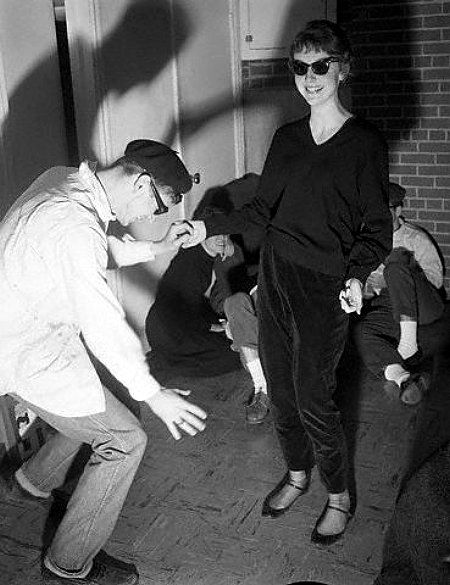 On the dance floor. Photographer not cited Retro Hair, Beatnik Fashion, Fan Outfits, Beatnik Style, White Lipstick, Style Capsule, Beat Generation, 2024 Style, Mary Quant