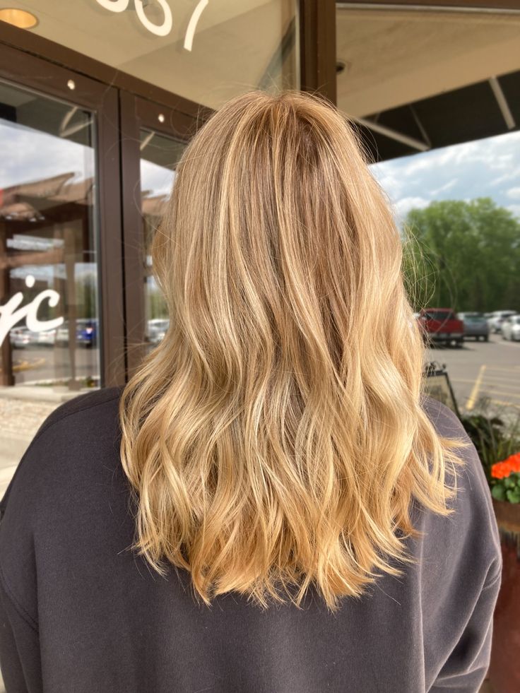 Golden Blonde Hair Layers, Blended Roots Blonde Natural, Natural Bright Blonde Balayage, Honey Blonde Full Head Highlights, Honey Blonde Hair Green Eyes, Golden Butter Blonde, Golden Blonde Hair Medium Length, Natural Blonde Foils, Golden Blonde Hair With Highlights Honey