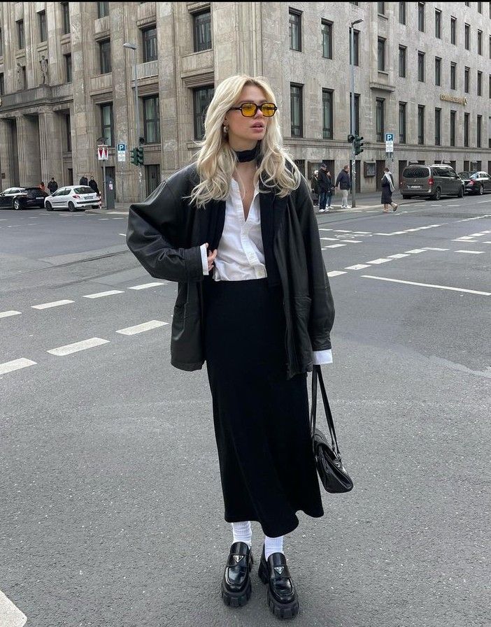 Navy Oversized Blazer, Linda Sza, Sheer Black Tights, Black Skirt Outfits, Mode Emo, Rock Outfit, Black Maxi Skirt, Mode Casual, Mode Ootd