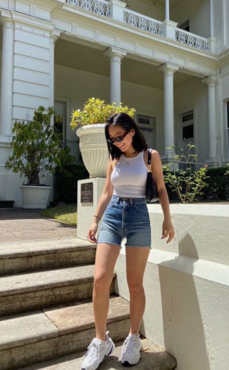 levis 501 mid thigh shorts paired with white ribbed tank top for summer outfit inspo Outfit Con Short, White Tank Top Outfit, Look Short Jeans, Denim Shorts Outfit Summer, Outfits For Short Women, Tops Amazon, White Tops Outfit, White Shorts Outfit, Cute Outfits With Shorts