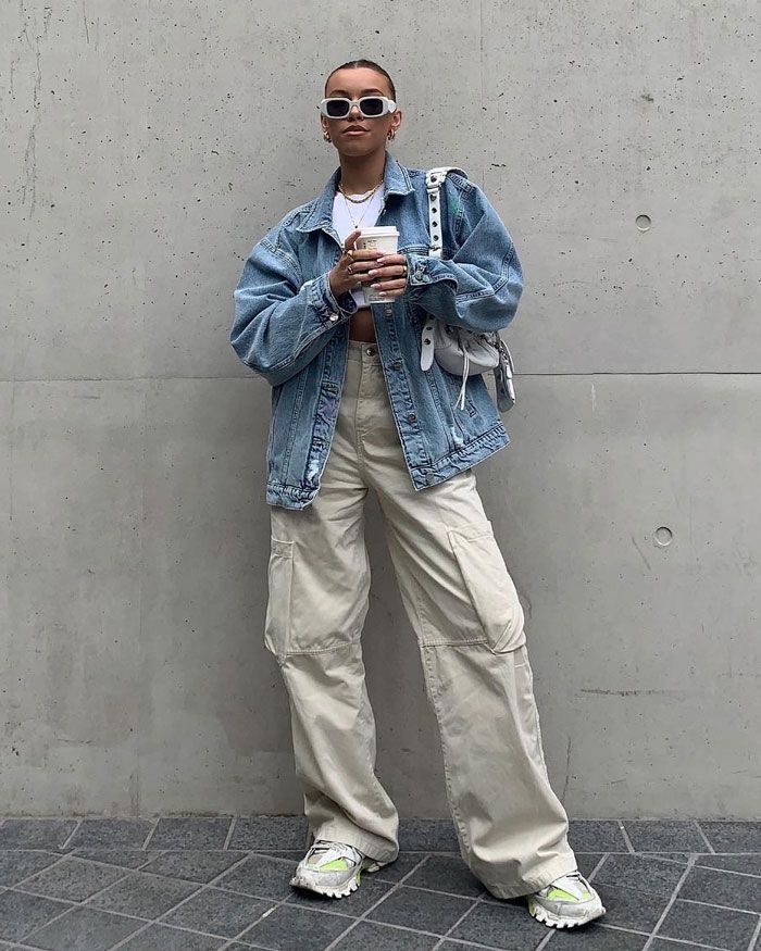 Cargo Pants Bar Outfit, Cargo Pants With Coat, Spring Outfits Cargo Pants, Cargos Women Outfit, Cargo Jeans Winter Outfit, Outfit Spring 2023 Women, Spring Cargo Pants Outfit, Women’s Cargo Pants, Cargo Casual Outfit