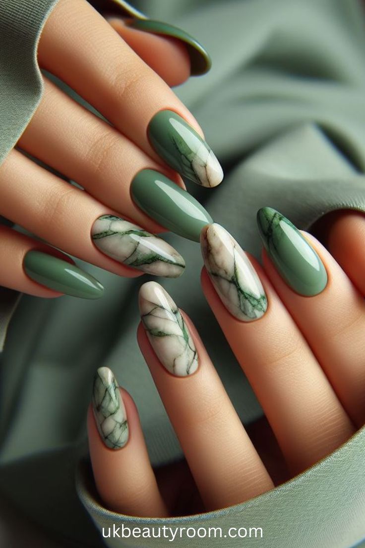 Nails Painting Ideas, Green Nails Designs, Sparkly Nail Designs, Irish Nails, Festive Nail Designs, Rainbow Nails Design, St Patricks Day Nails, Green Nail Art, Elegant Nail Designs