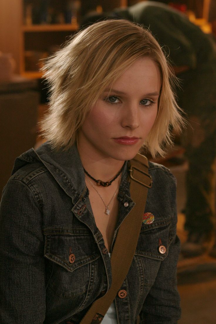 Kristen Bell Veronica Mars, Veronica Mars Hairstyles, Veronica Mars Icon, 2004 Hairstyles, Veronica Mars Hair, Kristen Bell Hair Short, Veronica Mars Aesthetic, Movie Haircut, Veronica Mars Outfits