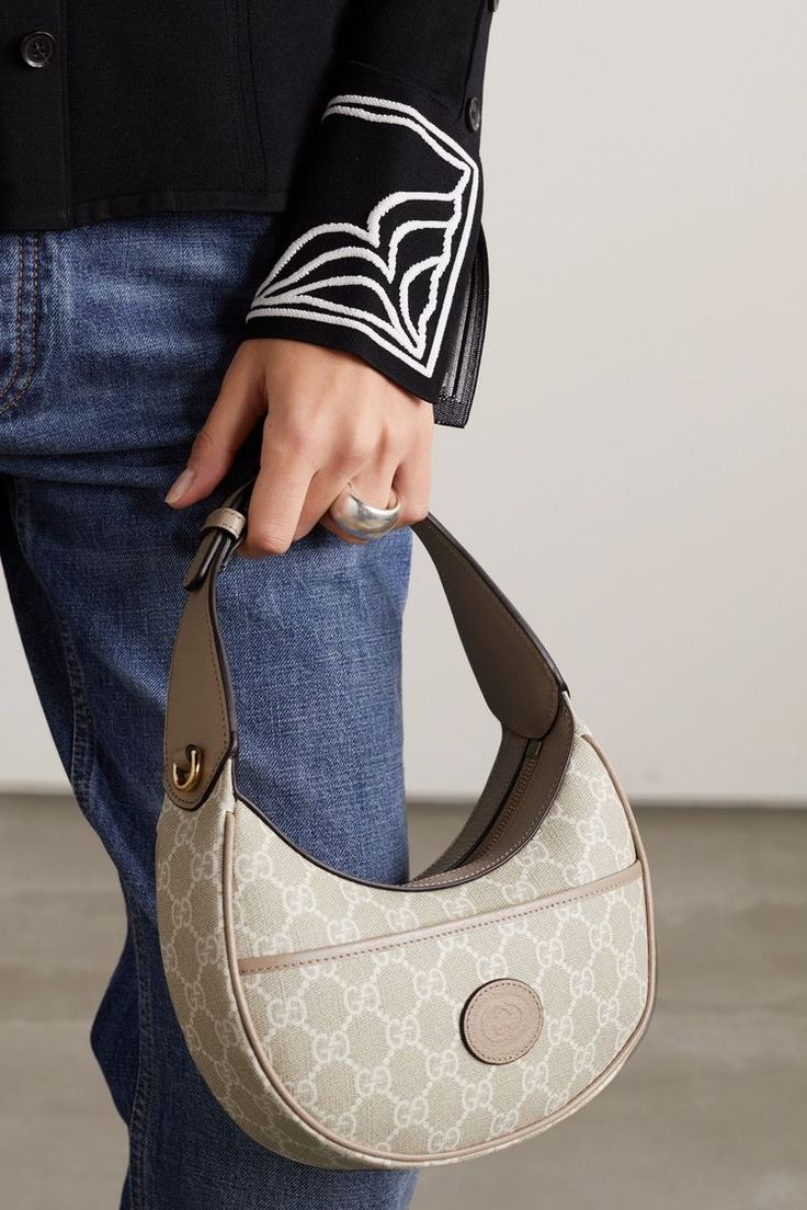 Shoulder bag perfect for all your neutral outfits, beige. Fashion spring summer inspo ideas holiday casual chic old money vibes Gucci Bag Aesthetic, Luxury Suitcase, Outfits Beige, Gucci Mini Bag, Tas Gucci, Mini Hand Bag, Beige Fashion, Fancy Accessories, Neutral Outfits