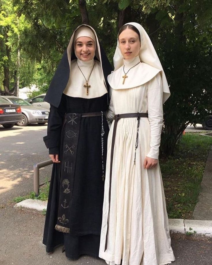 Headcanons Ideas, Mass Outfit, The Conjuring Universe, Catholic Clothing, Christian Veils, Nun Outfit, Conjuring Universe, Nun Costume, Nuns Habits