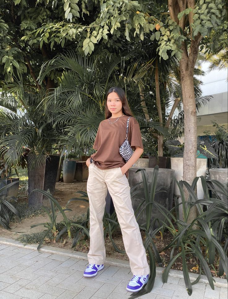 Brown outfit Brown Shirt Outfit Aesthetic, Beige Pants Outfit Summer, Brown T Shirt Outfit, Trouser Pants Outfits Casual, Brown Tshirt Outfit, Brown Clothes Aesthetic, Brown Shirt Outfit, Trouser Pants Outfits, Tshirt Outfit Summer