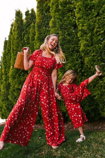 Mother And Daughter Twinning Dress, Mom And Daughter Matching Dresses, Mother And Daughter Fashion, Mother And Daughter Outfits, Mom And Daughter Dress, Mommy Daughter Dresses, Mom Daughter Matching Dresses, Modest Feminine, Mother Daughter Photoshoot