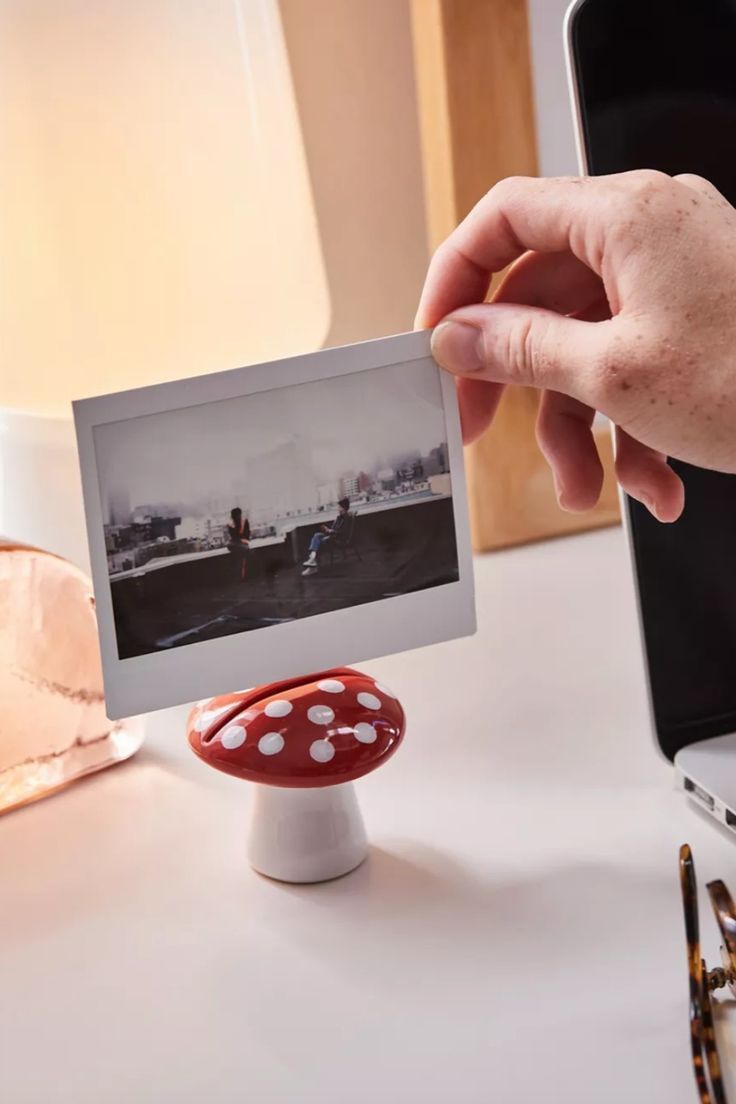 Mushroom Cap Photo Holder Picture Frame | Home Gift Ideas: Holiday & Housewarming Gift Basket Ideas Kule Ting, Photo Stand, Diy Air Dry Clay, Sculpture Art Clay, Tanah Liat, Clay Diy Projects, Clay Crafts Air Dry, Keramik Design, Seni Origami