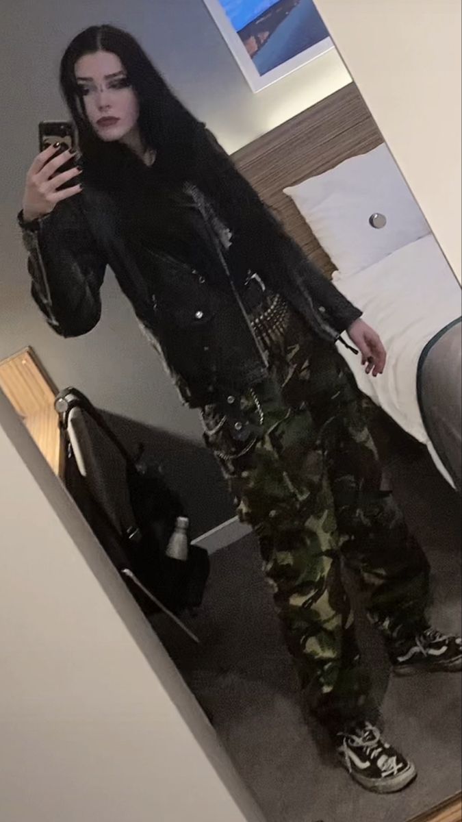 Black Metal Fashion Woman, Camo Pants Metalhead, Thrash Metal Outfit Men, Metal Female Outfit, Emo Metalhead Outfits, Metalhead Woman Outfits, Metalhead Goth Outfit, Metalhead Female Outfits, Masc Metal Outfits