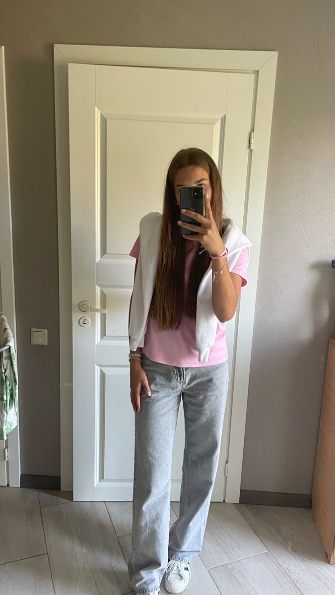 Paris Outfits Ideas Spring, Teen Paris Outfits, Outfit Avec Jean Bleu, Jeans Rock Outfit, Outfit Jean Gris, Idee Outfit Ete, School Birthday Outfit, Sommer Outfit Inspo, Hot Rainy Day Outfit