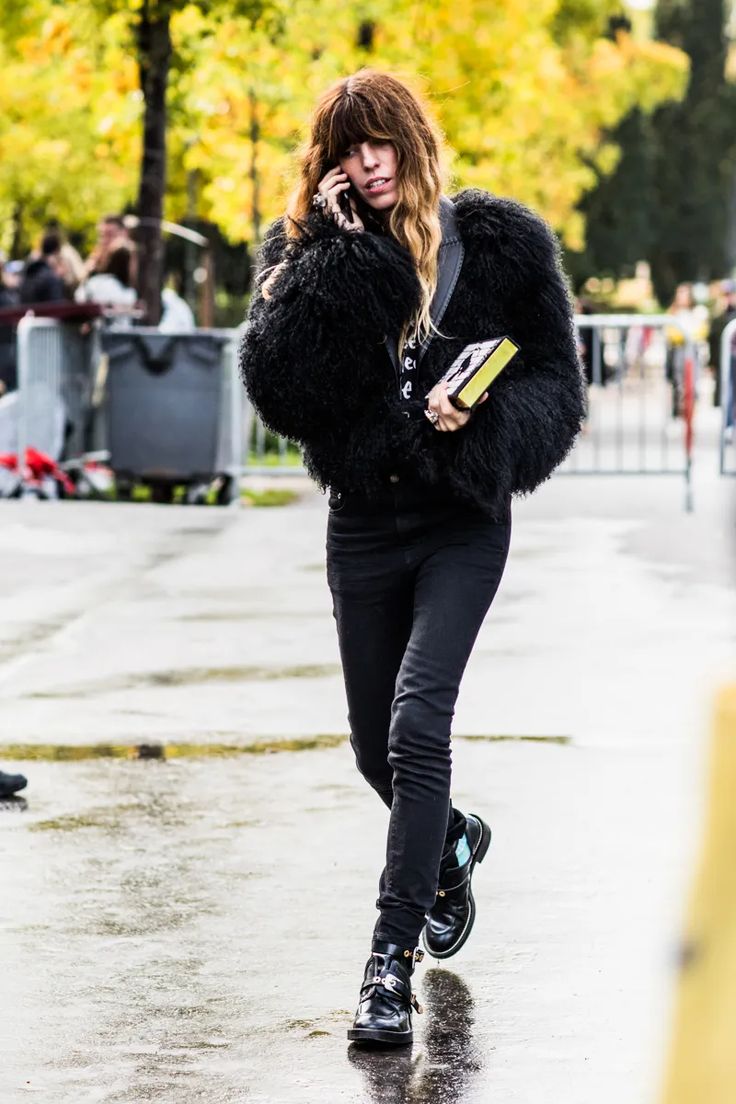 Rock Chic Outfits, Shaggy Faux Fur Coat, Street Style Fashion Week, Fashion Week Trends, Lou Doillon, Rock Chick, Look Rock, Mode Jeans, Rock Outfits