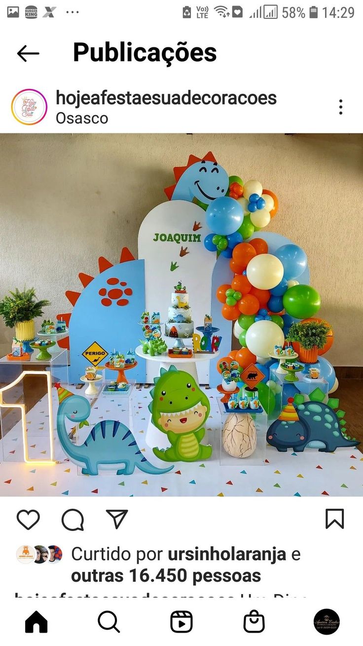 a dinosaur themed birthday party with balloons and confetti on the table, in spanish