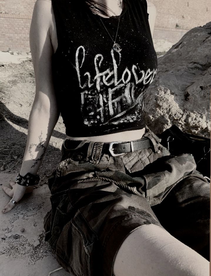 #metal #metalhead #lifelover Goth T Shirt Outfit, Outfit Ideas Metalhead, Metalcore Outfit Women, Metal Head Outfits Girl, Metal Summer Outfit, Metalhead Summer Outfits, Summer Metalhead Outfit, Metalhead Outfits Women, Band Shirt Outfits Grunge