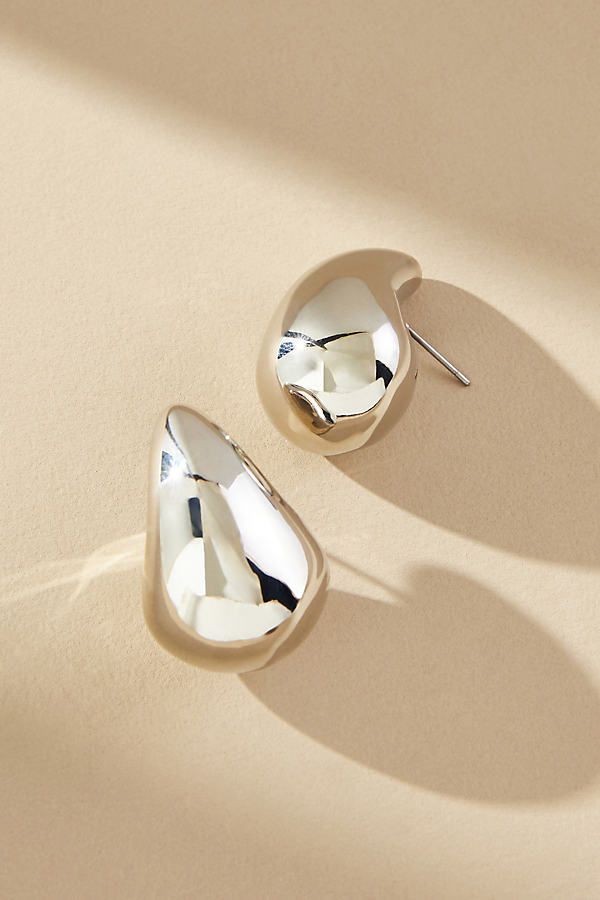 These TikTok-famous earrings have definitive drip (and a go-viral kind of flair). Whether you prefer them in silver or gold, this mini pair is pure molten-magic - so grab yours before they're gone (again!!). Silver Teardrop Earrings, Pearl And Silver Jewelry, Silver Wedding Earrings, 2023 Predictions, Pinterest Predicts, Tiktok Famous, Trend Forecast, Drop Earrings Silver, Trend Jewelry