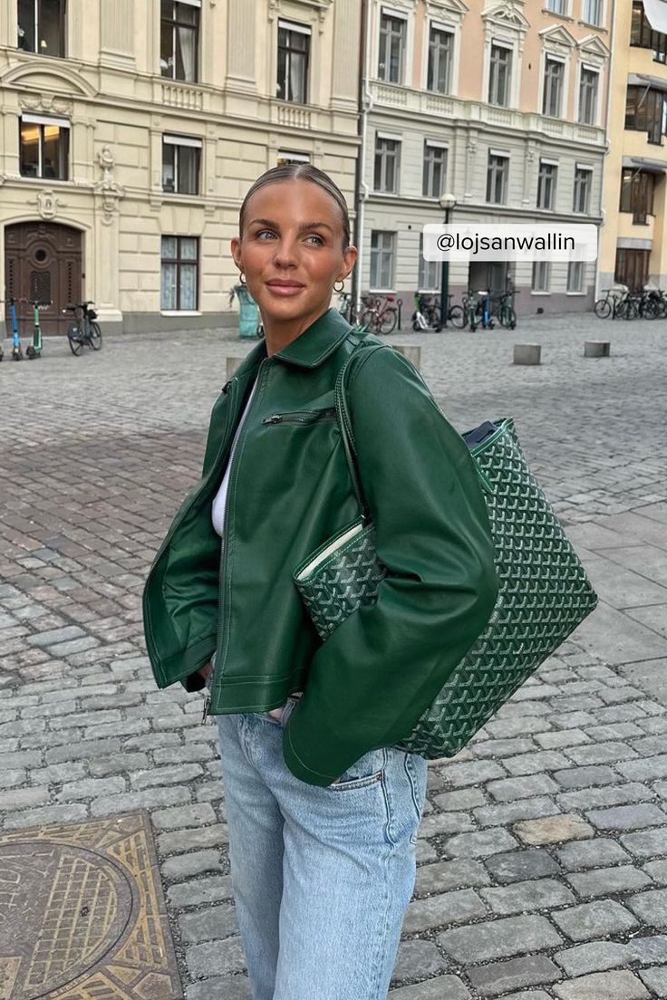 This jacket is made of PU and features contrast color seams. It has a full lining and a classic collar. This jacket features a mock chest pocket with a zipper. Mode Des Leggings, Green Leather Jackets, Mode Zara, Europe Outfits, Outfit Vintage, Leather Jacket Outfits, Mode Ootd, Modieuze Outfits, Outfit Inspo Fall