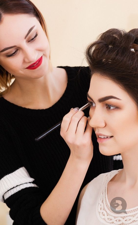 Makeup Artist Doing Makeup, Doing Someones Makeup Pose, Make Up Artist Photoshoot, Makeup Artist Photoshoot, Makeup Artist Working, Makeup Artist Bag, Beauty Salon Makeup, Makeup Artist Branding, Eyeliner Techniques