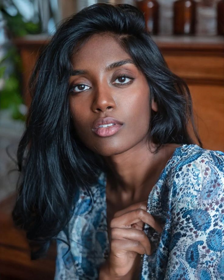 C H E R M I L A on Instagram: "😇 #shootingday #fashionshoot #mannequin #brownskin #modelagency #frenchmodel #newface #femalemodel #portrait #parisienne…" Dusky Skin, Dark Skin Beauty, French Models, Winter Hairstyles, Young And Beautiful, Brown Skin, India Beauty, Indian Women, Asian Model