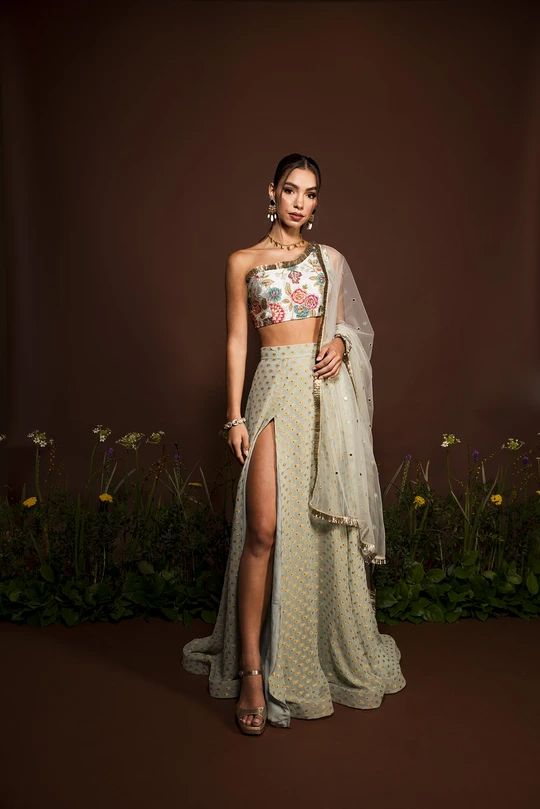 Tropical Indian Wedding Outfit, Indian Fusion Outfits, Ethnic Outfits Indian, Indian Fusion Wear, Party Wear Lengha, Indian Outfits Modern, Orang India, Fancy Outfit, Diwali Outfits