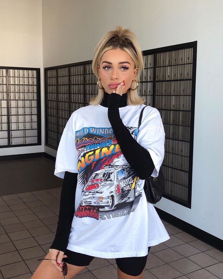 Delaney on Instagram: “Running errands and thinking about snacks 🍿🍫🍒🧃 // Wearing @pacsun tee @windsorstore shorts @tigermist turtleneck @oohlaluxe earrings…” Graphic T Shirt Outfit Ideas, Vintage Tee Outfit, Vans Outfit, 여름 스타일, Ținută Casual, Mode Ootd, Modieuze Outfits, Indie Outfits, �가을 패션