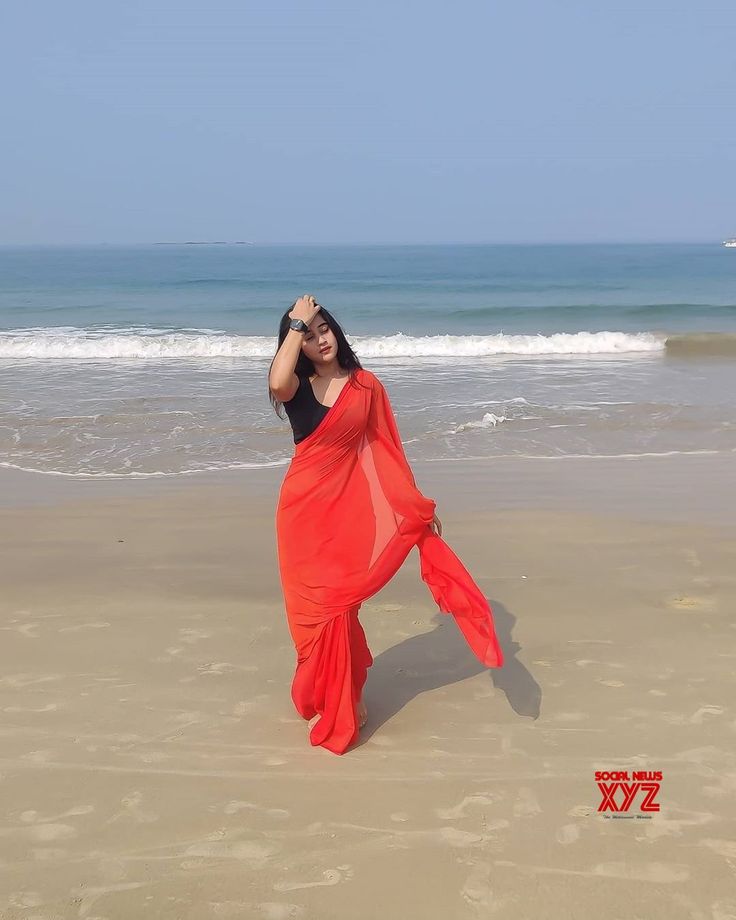 Beach Saree, Saree Black Blouse, Deepthi Sunaina, Saree Black, Simple Saree Designs, Female Celebrity Fashion, Saree Poses, Facebook Comments, Be The Reason