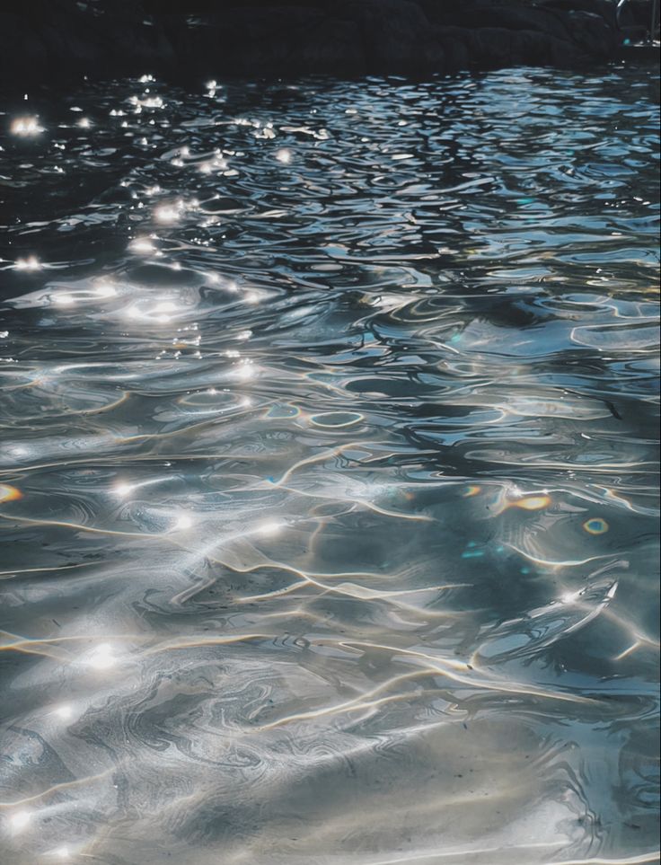 Nature, Bonito, Light Reflecting On Water, Light Under Water, Sparkly Water Aesthetic, Glowing Nature, Blue Water Aesthetic, Water Refraction, Water Shadow