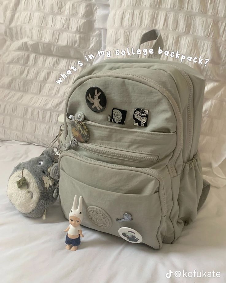 Mochila Grunge, Stylish School Bags, School Bag Essentials, Backpack Essentials, Inside My Bag, Handbag Essentials, Stationary School, Cute Stationary, What In My Bag