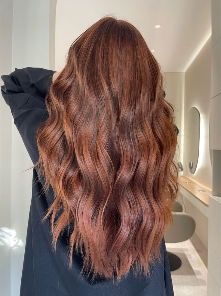 Gloss patine cuivré roux foncé wavy hair True Autumn Color Palette Hair, Red Gloss On Brown Hair, Copper Caramel Hair, Warm Spring Hair Color, Red Chestnut Hair, Medium Golden Copper, Caramel Copper Hair, Red Balayage Hair Brunettes, Deep Ginger Hair