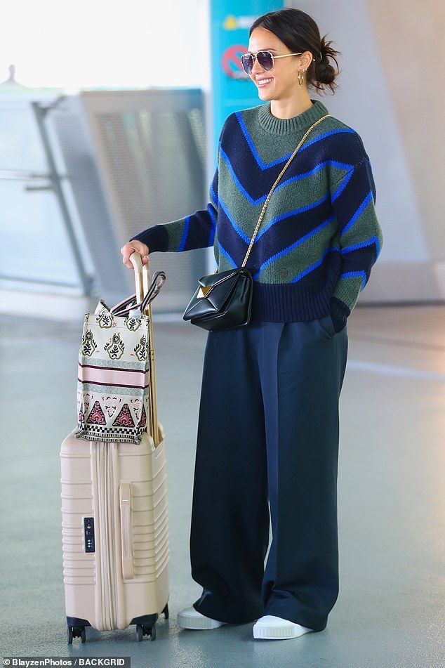 Jessica Alba, Cute Airport Outfit, Airport Travel Outfits, Laguardia Airport, Jessica Alba Style, Sneakers Looks, Mode Ootd, Airport Outfit, Look Chic