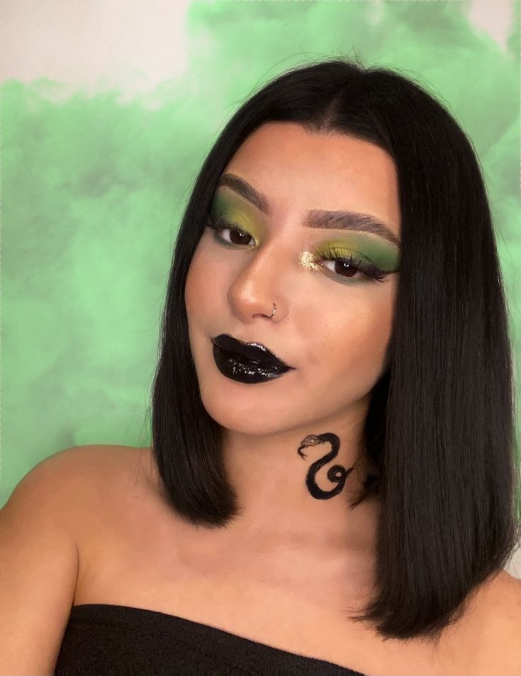 Slytherin, serpentard makeup harry potter, vert et boir 🖤💚 Harry Potter, Eye Make Up, Slytherin Makeup, Maquillage Harry Potter, Halloween Duo, Harry Potter Makeup, Halloween Duos, Makeup Inspired, Eye Makeup