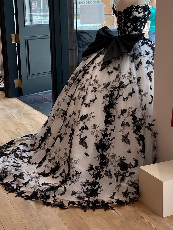 Black Butterfly Quinceanera Dresses, Black Silver Quinceanera Dresses, Black And White Quince Dress, Quinceanera Dresses Black And White, Black And White Quinceanera Dresses, Odd Dresses, Black And White Quinceanera Theme, Black Quinceanera Dresses Mexican, Silver Quinceanera Dresses