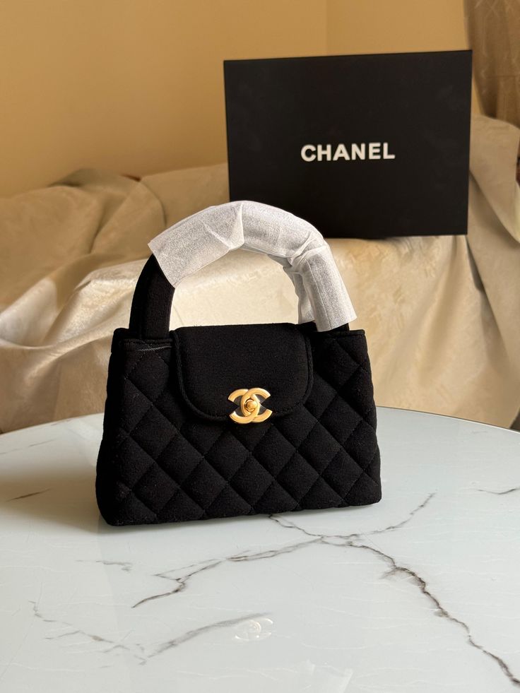 Chanel Wallet Purse, Luxury Purses Chanel, Bag Collection Aesthetic, Chanel 22 Bag Outfit, Aesthetic Bags Handbags, Luxury Bags Aesthetic, Chanel Bag Small, Chanel Bag Aesthetic, Channel Bags