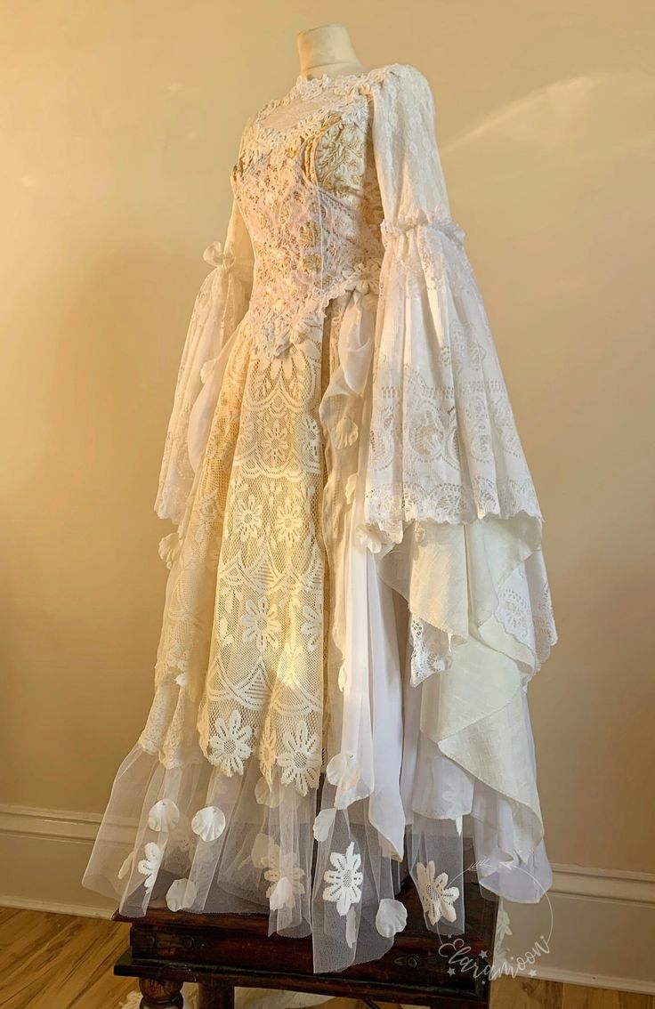 Fairy Wedding Dress / Custom Made Wedding Gown / Cottagecore / - Etsy Magical Wedding Dress Enchanted Forest, Nature Wedding Dress Fairies, Corset Vintage Dress, Fairycore Wedding Dress, Fairy Bedding, Fairy Princess Wedding Dress, Leader Dress, Unusual Wedding Dress, Wedding Dress Vintage Lace