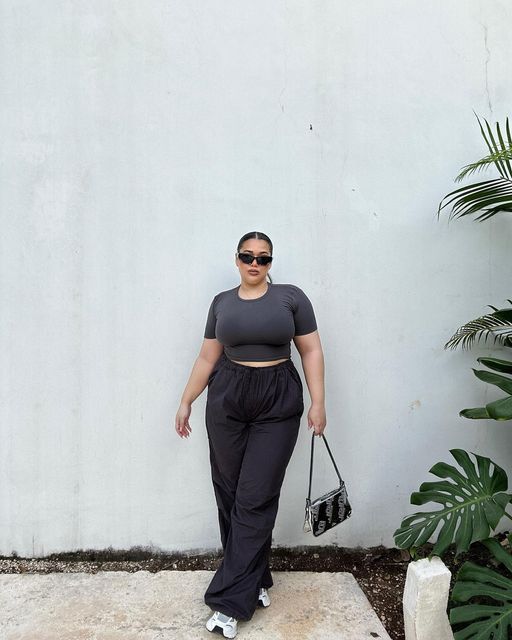 Shaina Rene, Neutral Aesthetic Outfits Plus Size, Plus Size Posing Ideas, Midsize Basic Outfits, Plus Size 2024 Outfits, Plus Size Streetwear Outfits, Outfit Ideas Big Size, Clean Girl Aesthetic Outfits Plus Size, Mid Size Poses