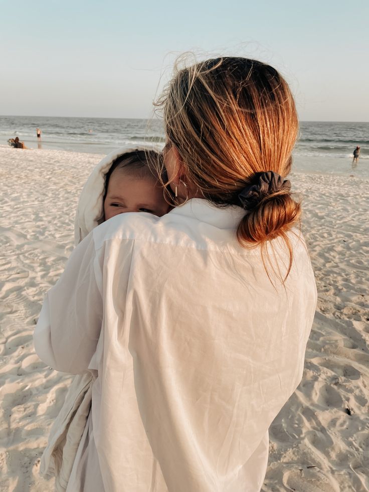 warm filters, baby photography, newborn beach photo Auntie Pictures Ideas, Family Beach Trip Aesthetic, Baby Beach Aesthetic, Beach Baby Pictures, Beach Photos With Baby, Beach Baby Aesthetic, Beach Kids Aesthetic, Beach Pictures With Baby, Beach Mom Aesthetic